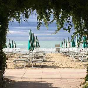 https://hotel-vina-del-mar-pineta.hotelslidodijesolo.com